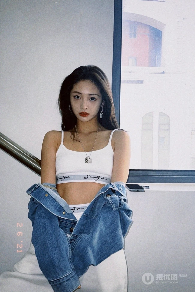 周洁琼动感十足运动背心长裤搭配牛仔衣元气写真美照