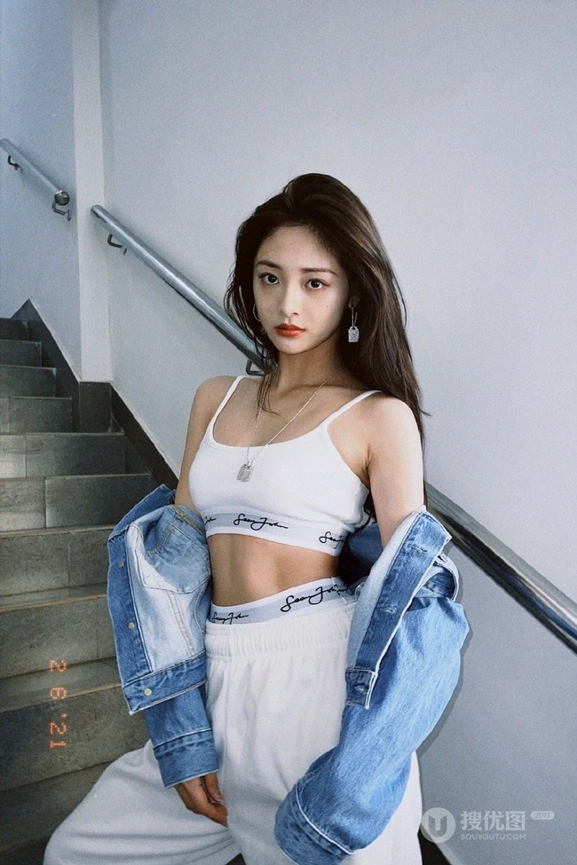 周洁琼动感十足运动背心长裤搭配牛仔衣元气写真美照