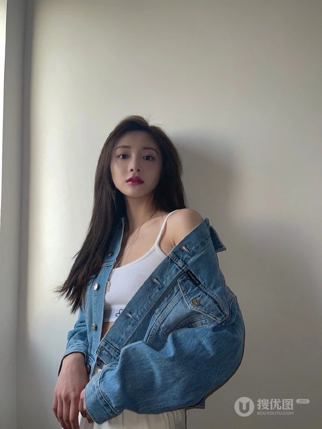 周洁琼动感十足运动背心长裤搭配牛仔衣元气写真美照