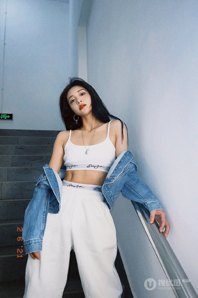 周洁琼动感十足运动背心长裤搭配牛仔衣元气写真美照