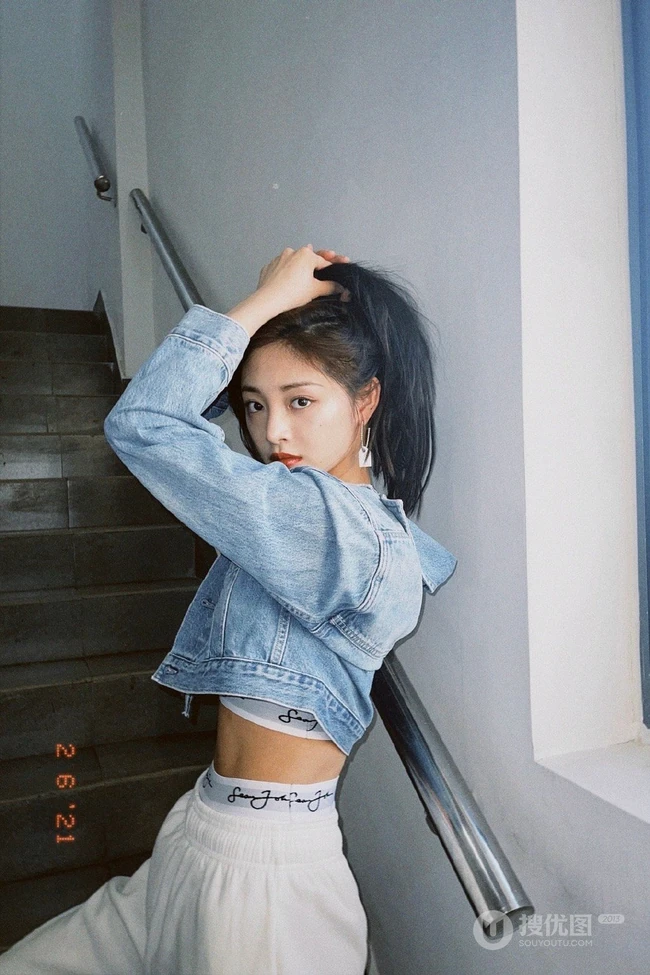 周洁琼动感十足运动背心长裤搭配牛仔衣元气写真美照