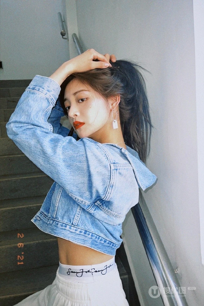 周洁琼动感十足运动背心长裤搭配牛仔衣元气写真美照
