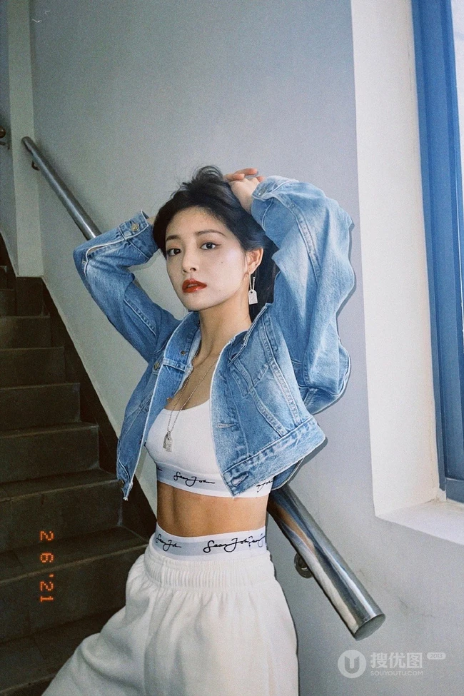周洁琼动感十足运动背心长裤搭配牛仔衣元气写真美照