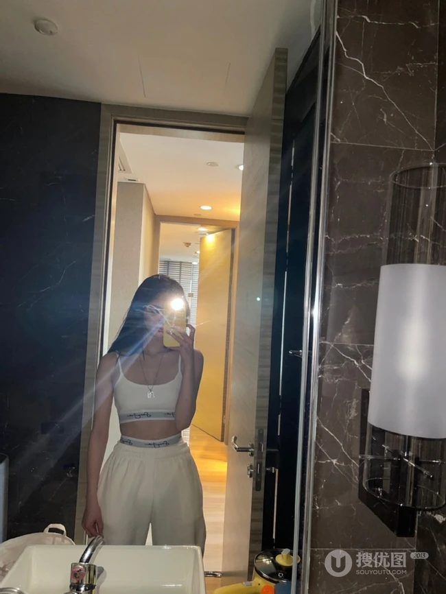 周洁琼动感十足运动背心长裤搭配牛仔衣元气写真美照