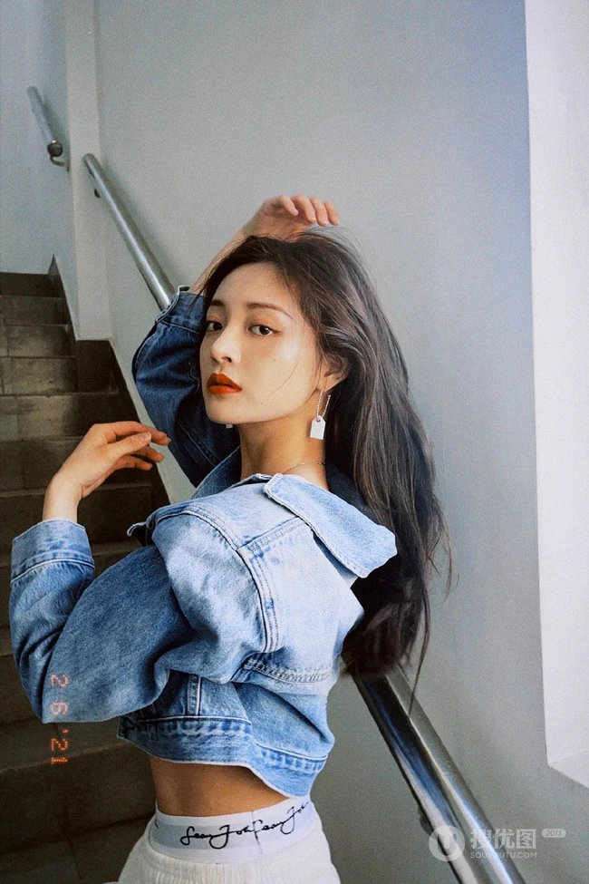 周洁琼动感十足运动背心长裤搭配牛仔衣元气写真美照