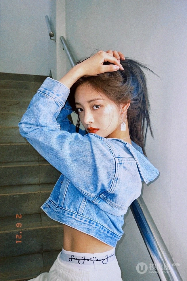 周洁琼动感十足运动背心长裤搭配牛仔衣元气写真美照