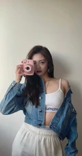 周洁琼动感十足运动背心长裤搭配牛仔衣元气写真美照