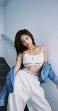 周洁琼动感十足运动背心长裤搭配牛仔衣元气写真美照