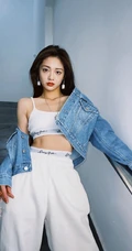 周洁琼动感十足运动背心长裤搭配牛仔衣元气写真美照