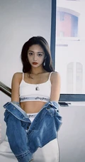 周洁琼动感十足运动背心长裤搭配牛仔衣元气写真美照