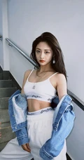 周洁琼动感十足运动背心长裤搭配牛仔衣元气写真美照