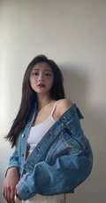 周洁琼动感十足运动背心长裤搭配牛仔衣元气写真美照