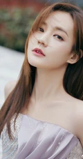 李一桐气质好看礼裙礼服长裙着身眼神迷离写真美照