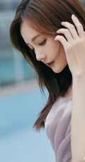 李一桐气质好看礼裙礼服长裙着身眼神迷离写真美照
