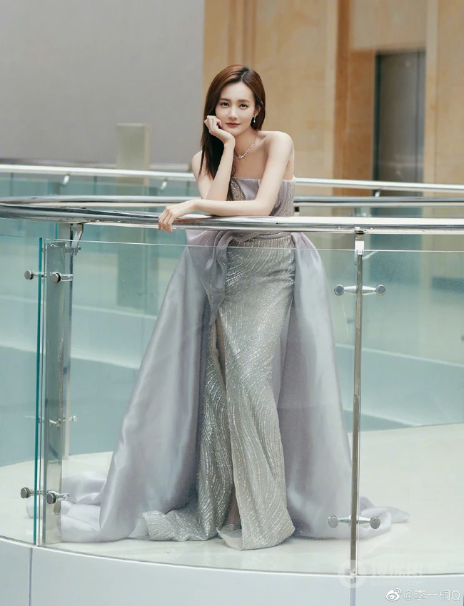 李一桐气质好看礼裙礼服长裙着身眼神迷离写真美照