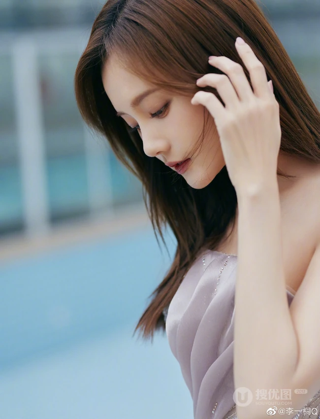 李一桐气质好看礼裙礼服长裙着身眼神迷离写真美照
