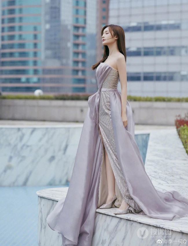 李一桐气质好看礼裙礼服长裙着身眼神迷离写真美照