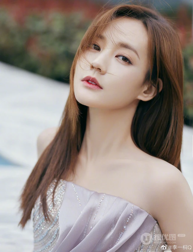 李一桐气质好看礼裙礼服长裙着身眼神迷离写真美照