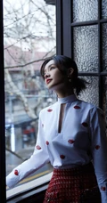 李沁气质优雅唇印白衫搭配格纹红裙公园湖畔写真美照