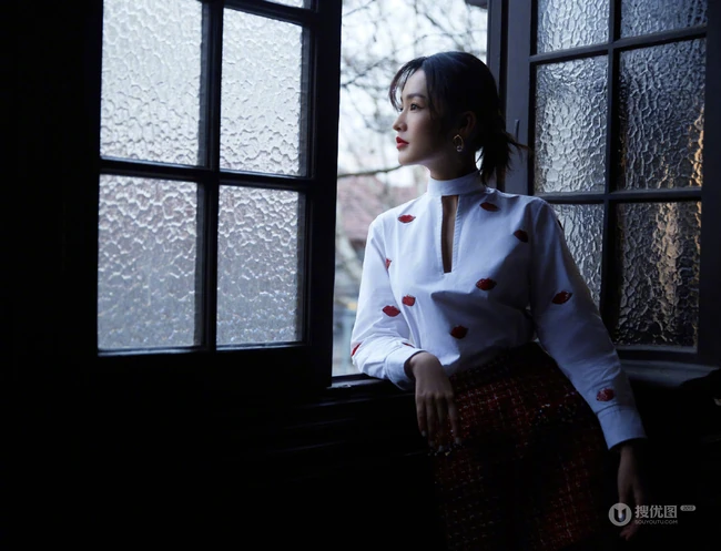 李沁气质优雅唇印白衫搭配格纹红裙公园湖畔写真美照
