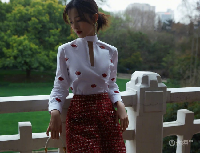 李沁气质优雅唇印白衫搭配格纹红裙公园湖畔写真美照