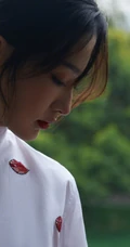 李沁气质优雅唇印白衫搭配格纹红裙公园湖畔写真美照