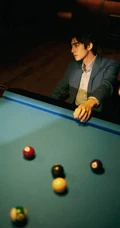 宋威龙简约利落蓝色西装台球室写真照片