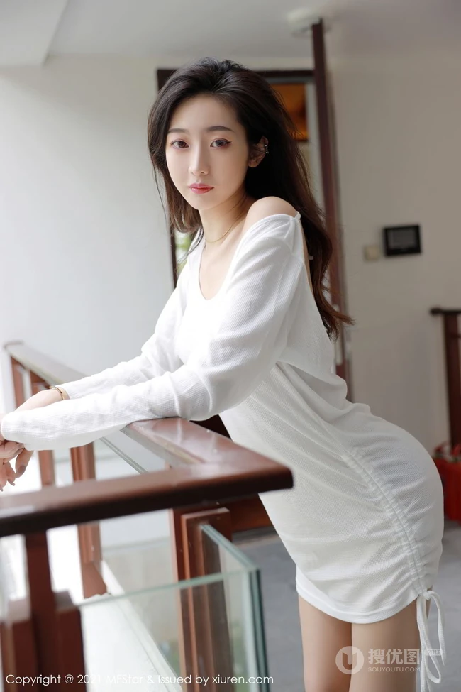 气质锁骨女生安琪Yee简约装白色棉裙凸点穿着尽显身形匀称身材写真图集