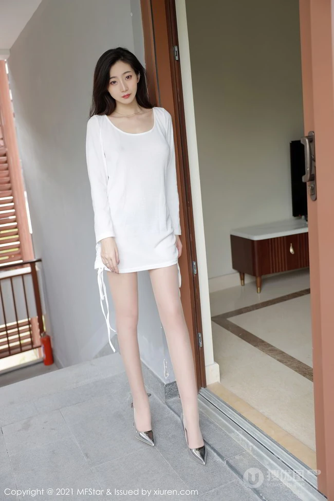 气质锁骨女生安琪Yee简约装白色棉裙凸点穿着尽显身形匀称身材写真图集