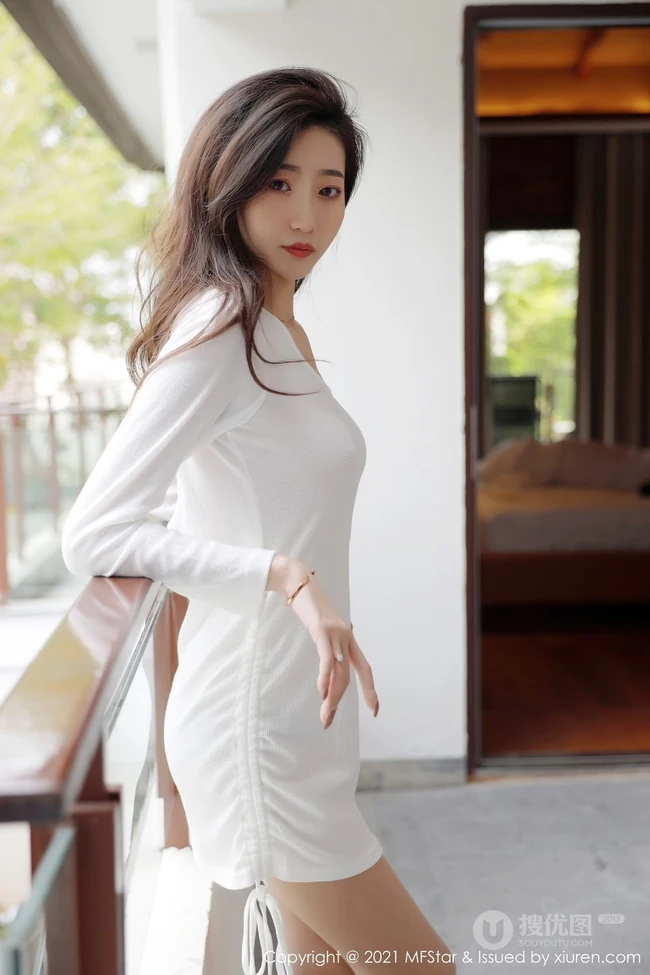 气质锁骨女生安琪Yee简约装白色棉裙凸点穿着尽显身形匀称身材写真图集