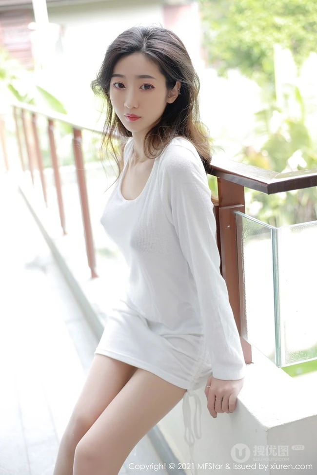 气质锁骨女生安琪Yee简约装白色棉裙凸点穿着尽显身形匀称身材写真图集