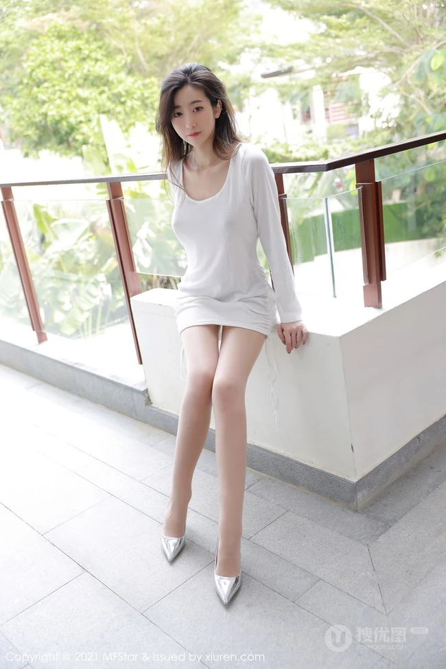 气质锁骨女生安琪Yee简约装白色棉裙凸点穿着尽显身形匀称身材写真图集