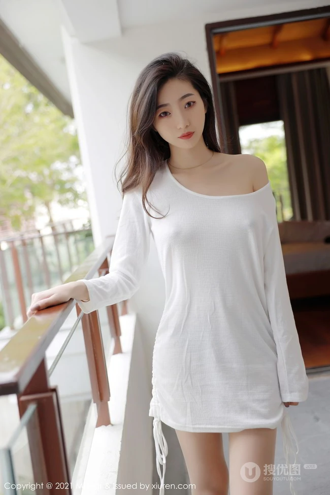 气质锁骨女生安琪Yee简约装白色棉裙凸点穿着尽显身形匀称身材写真图集