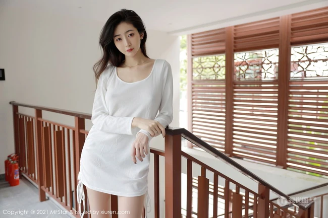 气质锁骨女生安琪Yee简约装白色棉裙凸点穿着尽显身形匀称身材写真图集