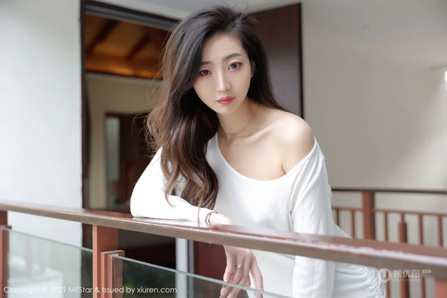 气质锁骨女生安琪Yee简约装白色棉裙凸点穿着尽显身形匀称身材写真图集