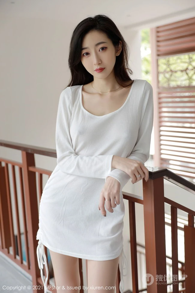 气质锁骨女生安琪Yee简约装白色棉裙凸点穿着尽显身形匀称身材写真图集