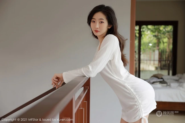 气质锁骨女生安琪Yee简约装白色棉裙凸点穿着尽显身形匀称身材写真图集