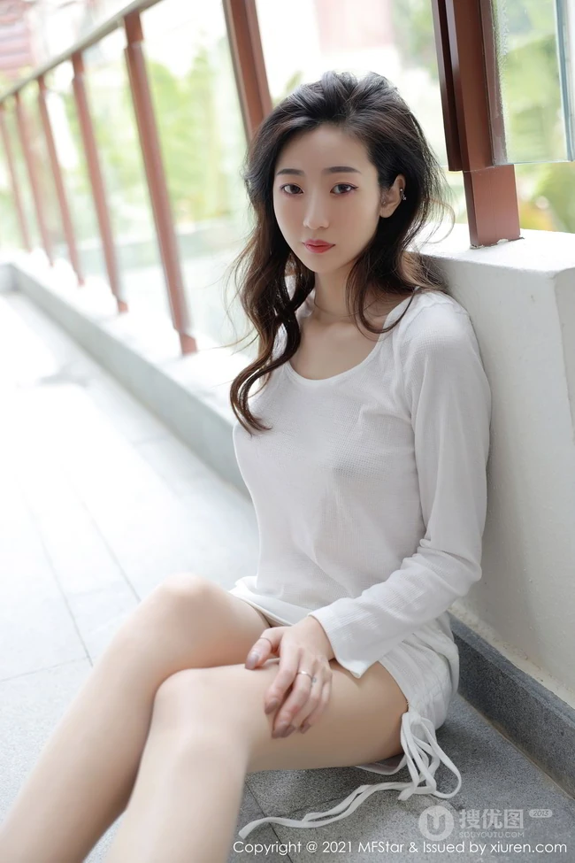 气质锁骨女生安琪Yee简约装白色棉裙凸点穿着尽显身形匀称身材写真图集