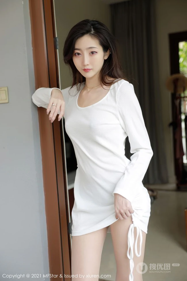 气质锁骨女生安琪Yee简约装白色棉裙凸点穿着尽显身形匀称身材写真图集