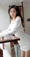 气质锁骨女生安琪Yee简约装白色棉裙凸点穿着尽显身形匀称身材写真图集