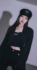 李小璐小露蛮腰黑色酷靓套装穿搭停车场写真图片