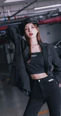 李小璐小露蛮腰黑色酷靓套装穿搭停车场写真图片