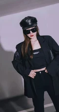 李小璐小露蛮腰黑色酷靓套装穿搭停车场写真图片