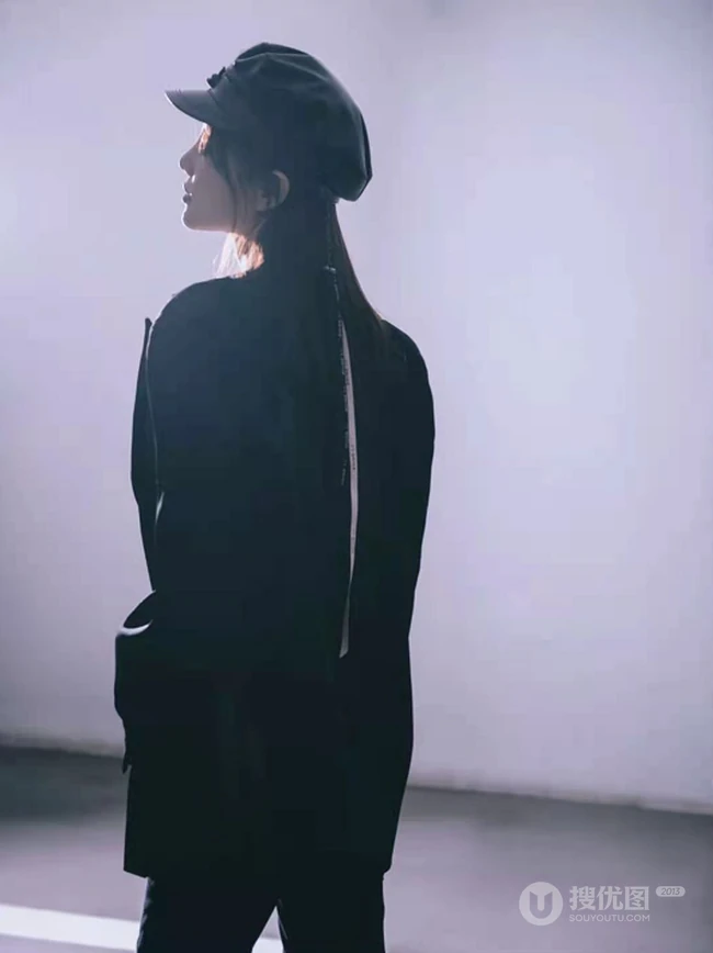李小璐小露蛮腰黑色酷靓套装穿搭停车场写真图片