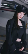 李小璐小露蛮腰黑色酷靓套装穿搭停车场写真图片