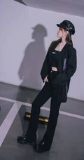 李小璐小露蛮腰黑色酷靓套装穿搭停车场写真图片