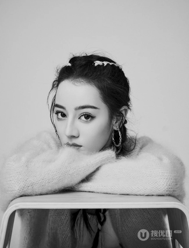 迪丽热巴双羊角辫发型搭配休闲衣牛仔裤气质慵懒黑白写真照