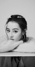 迪丽热巴双羊角辫发型搭配休闲衣牛仔裤气质慵懒黑白写真照