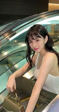 邱淑贞女儿沈月无袖背心工装裤休闲穿搭坐姿豪迈商场电梯美拍照片