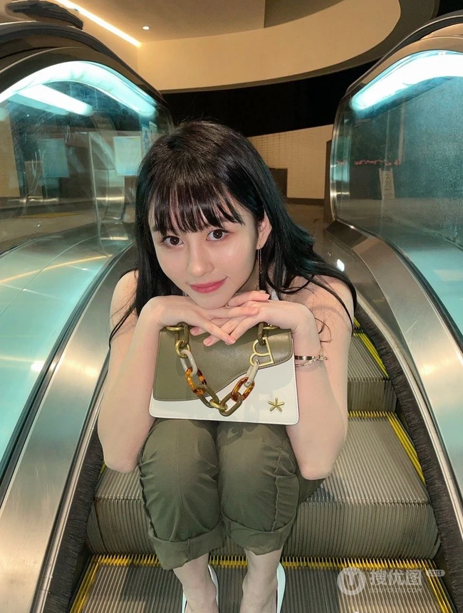 邱淑贞女儿沈月无袖背心工装裤休闲穿搭坐姿豪迈商场电梯美拍照片